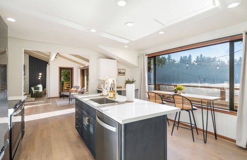Maple Heights-Lake Desire House | Epic Lake Mt View/Hot Tub/Firepit/KingBed/Kayak/AC