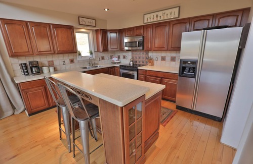 Montebello Ski Chalet | Epic Mountain Views, Hot Tub and Privacy at Harvest Moon Lodge and Retreat!