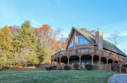 Montebello Ski Chalet | Epic Mountain Views, Hot Tub and Privacy at Harvest Moon Lodge and Retreat!