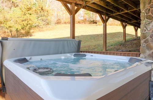 Montebello Ski Chalet | Epic Mountain Views, Hot Tub and Privacy at Harvest Moon Lodge and Retreat!