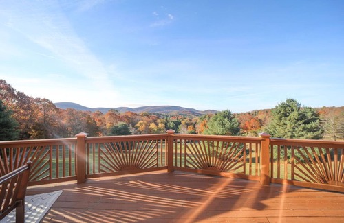 Montebello Ski Chalet | Epic Mountain Views, Hot Tub and Privacy at Harvest Moon Lodge and Retreat!