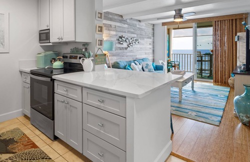 Historic Kailua Village Condo | π EPIC Oceanfront Condo at Hale Kona Kai #403, TOP FLOOR, ELEVATOR, CENTRAL AC π¬