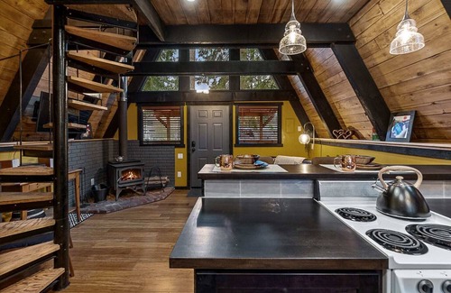 Jordan Road-Canyon Creek House | Epic view A-frame - Hot-tub, Firepit & Fireplace