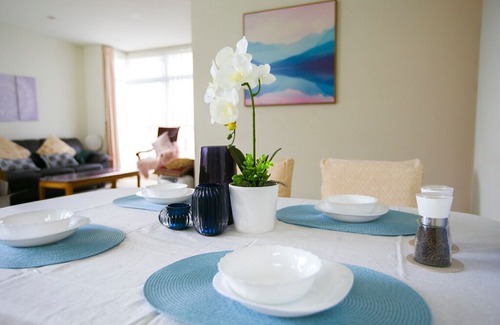 Epsom Apartment | Epsom Central Spacious Modern 3 Bd Apt+Parking