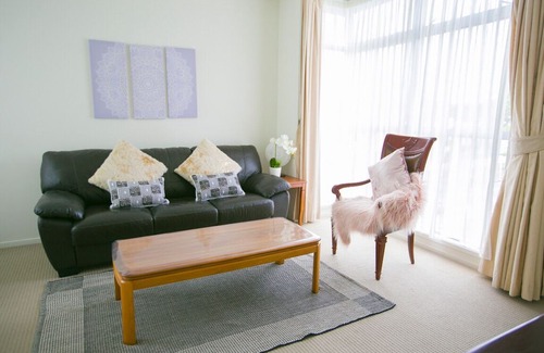 Epsom Apartment | Epsom Central Spacious Modern 3 Bd Apt+Parking