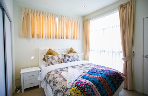 Epsom Apartment | Epsom Central Spacious Modern 3 Bd Apt+Parking