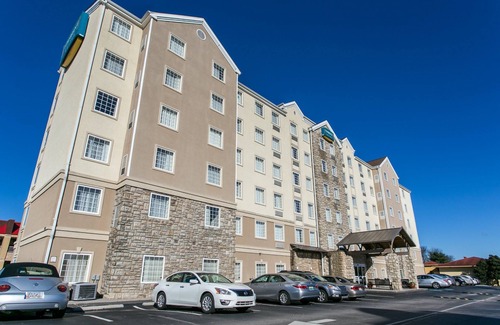 Graysville Condo | Equipped Suite Near Hamilton Place Mall | Indoor Pool + Gym Access