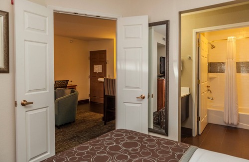 Northwest Colorado Springs Condo | Equipped Suite with Seasonal Outdoor Pool Access! Housekeeping + Business Center