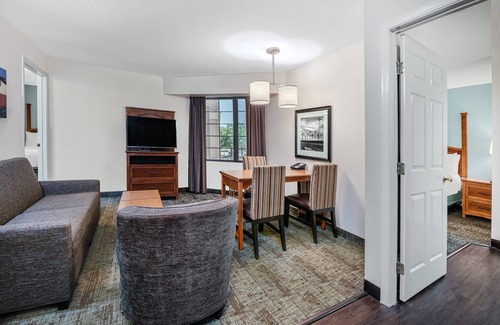Round Rock West Condo | Equipped Suite with FREE Buffet Breakfast, Gym Access + Air-Conditioning