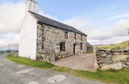 Garndolbenmaen Cottage | EREINIOG, family friendly, with open fire in Tremadog