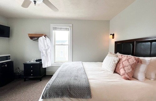 Bayfield Hotel | Erie Suite @ The Bayfield Guest House, Bayfield