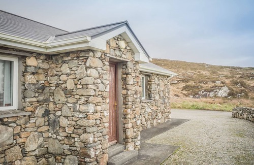 Clifden House | Errislannan Stone Cottage offers plenty of space and fabulous views.