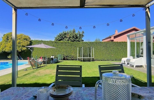 Teo Ski Chalet | Charming 4-bedroom chalet with WiFi, swimming pool and gim in Poboa, Spain
