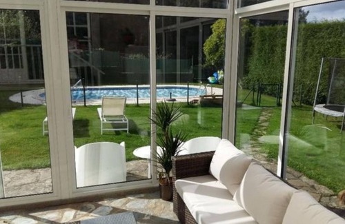 Teo Ski Chalet | Charming 4-bedroom chalet with WiFi, swimming pool and gim in Poboa, Spain