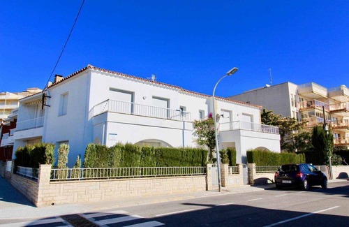L'Hospitalet de l'Infant House | House only 20m from the beach! Walking distance to amenities. Port Aventura 20 minutes away