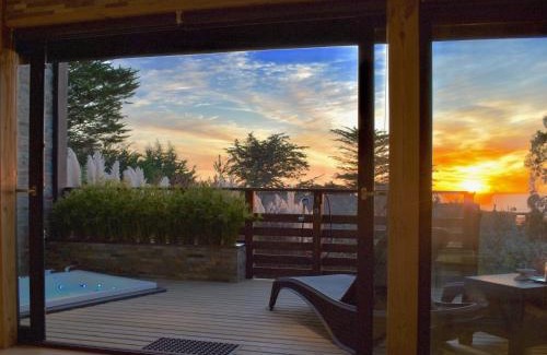 Pichilemu House | - ESCAPADA DE LUJO PARA DOS - Casa Boutique Privada - Vistas al Océano - Parrilla y Fogón en Quincho Privado - Insumos desayuno - Tu estadía incluye GRATIS 1 Sesión de Hidromasaje & Cromoterapia bajo las estrellas en Jacuzzi Privado