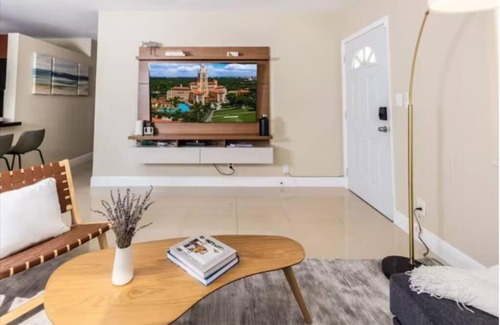 Shady Banks House | Escape & Enjoy w/Jacuzzi + Patio, Fire Pit, Gym