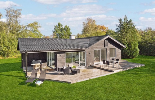 Hojslev House | Escape from your everyday life and relax in this beautiful wooden house in Virksund.