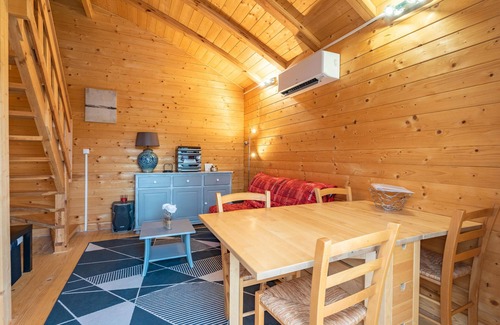 Saujon Ski Chalet | "Escape in complete serenity: Charming chalet with private pool and terrace in Saujon"