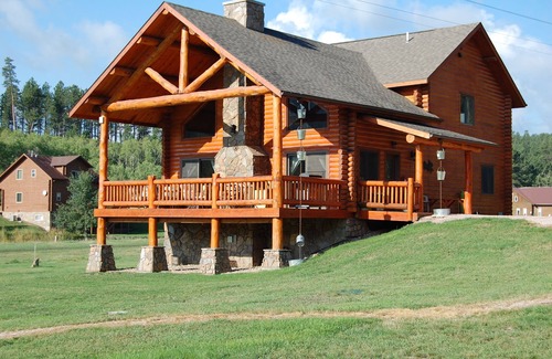 Hill City Cabin | Escape into the countryside. Spacious log home.