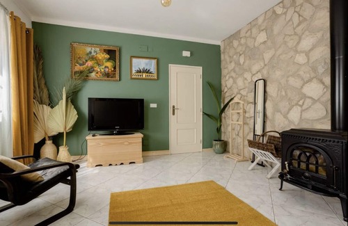 Espiche House | Escape the bustle: Spacious Rooms & Lush Garden