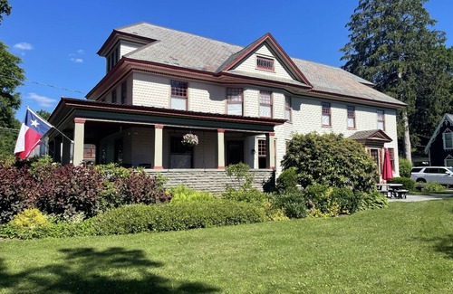 Unadilla House | Escape the City- 5-star Huge Craftsman style home on Main St. Built in 1915