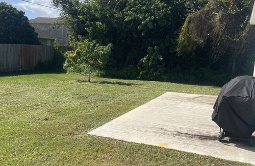 Port Saint Lucie House | Escape the cold and retreat to the tropics. Relax easy 10 minutes to the beach.