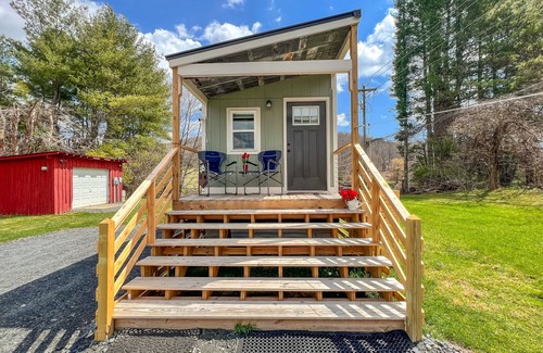 West Jefferson Cabin | Escape the Everyday - Find Peace in the High-Country This Sept @PetiteRetreat