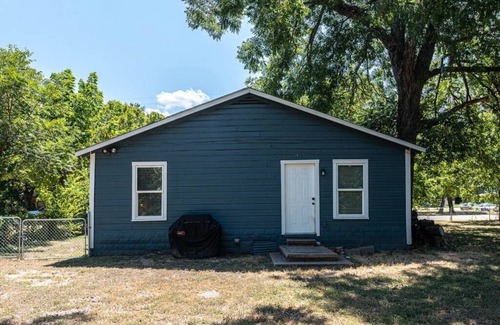 East Riverside House | Escape to a Restored 1920s East Waco Bungalow