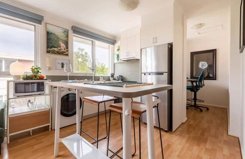Elwood Apartment | Escape to a Tree Top Retreat in Vibrant Elwood!