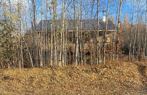 Gateway House | Escape to AK’s Best Hidden Haven: Your Ultimate Oasis of Oppulance & Seclusion.