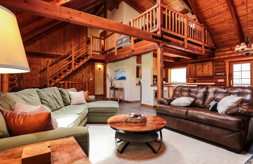 Haywood Cabin | Escape to cozy spacious log cabin in woods