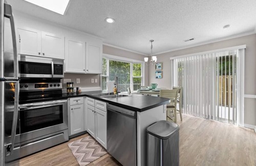 Greenville Apartment | Escape to ENC - 2 BR Townhouse