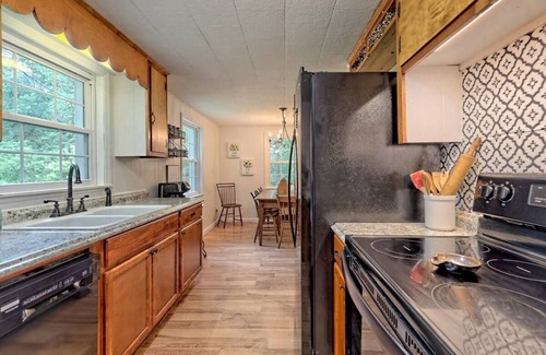 Scaly Mountain House | Escape to nature with this pet-friendly, family retreat just 15 minutes from Highlands! Perfect for hiking, relaxation, and playtime with the kids.