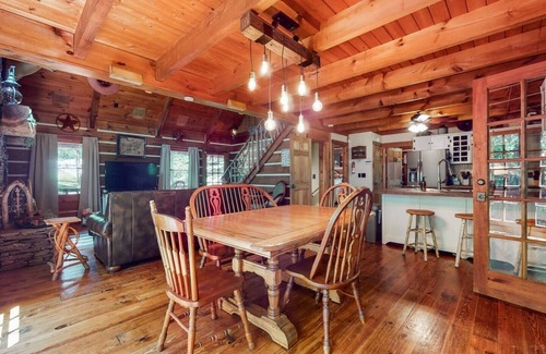 Mount Juliet Cabin | Escape to Oakwood Hideaway: Cozy Cabin w/HotTub on 18 Acres near Nashville!