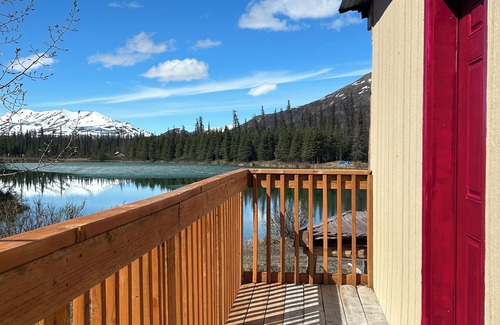 Denali Cabin | Escape to our Cozy Rustic Log Cabin with Lake View