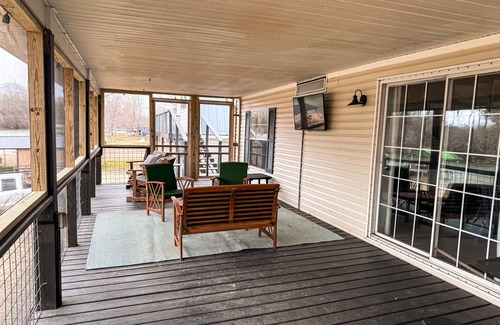 Rogersville House | Escape to our quiet river house on Bluewater Creek.
