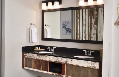 Broken Arrow Hotel | Escape to Our Warm Country Retreat! Spacious Rustic Rooms, Parking