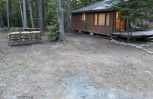 Nordman Cabin | Escape to Priest Lake! Cabin in the woods! Air Conditioning and WiFi!