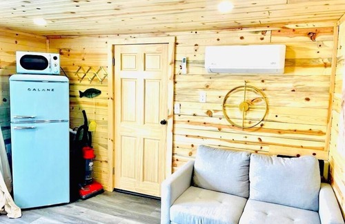 Alexandria Cabin | Escape to Romance: Discover Your Serene Retreat at Lake Victoria's Cozy Cabin