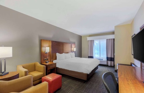 Loveland Hotel | Escape to Suite with Relaxing Atmosphere Near Boyd Lake State Park