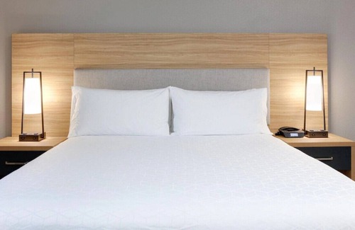 Hurst House | Escape to Sumptuous Studio Suite! Pets Allowed
