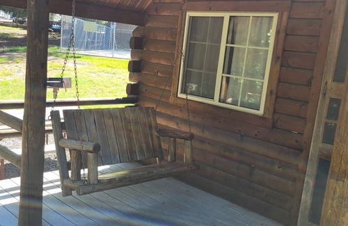 Texarkana Cabin | Escape to Texarkana's Log Cabin 2 with All the Comforts!