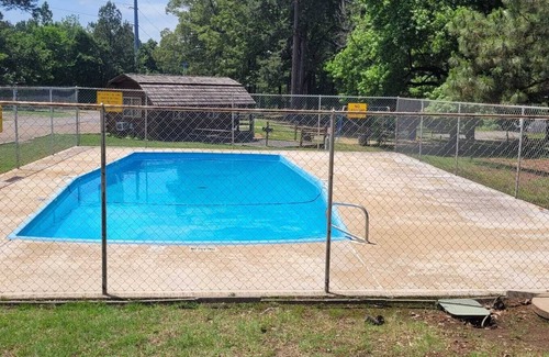 Texarkana Cabin | Escape to Texarkana's Log Cabin 2 with All the Comforts!