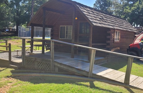 Texarkana Cabin | Escape to Texarkana's Log Cabin 2 with All the Comforts!