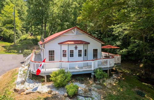 Whittier Apartment | Escape to The Canada House: Cozy Creekfront Studio Retreat with Hot Tub & Fire P
