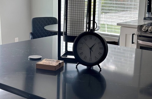 Edgewood House | "Escape to the EDGEVUE Loft with a Mt. Rainier view & Private putting Green!"