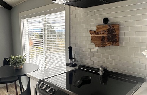 Edgewood House | "Escape to the EDGEVUE Loft with a Mt. Rainier view & Private putting Green!"