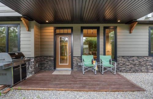 Springbank Apartment | Escape to the Rockies but near Calgary Includes Free Parking and Banff Entry