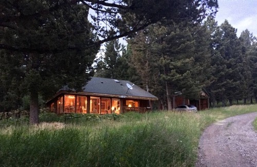 Bozeman Cabin | Escape to this Cozy, Secluded Cabin to unwind and disconnect from the world!